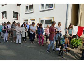 Fronleichnamsprozession durch die Straßen von Naumburg (Foto: Karl-Franz Thiede)